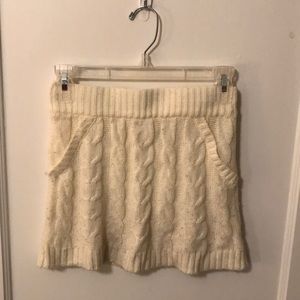 Short knit skirt